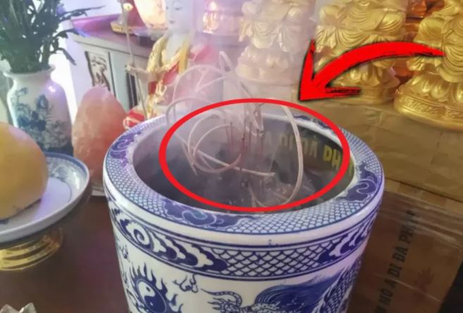 Bát hương nhà ai có dấu hiệu lạ này: Cố giữ lại thì ngày lụi bại, ly tan không còn xa nên thay ngay