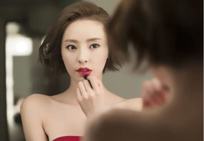 Đàn bà thích làm 4 điều này dễ ham mê của lạ: Dù tuổi nào cũng chạy theo tình trẻ, bỏ bê gia đình