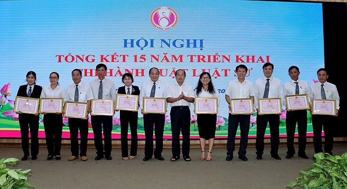Phó Chủ tịch UBND tỉnh Đồng Tháp Đoàn Tấn Bửu đã trao bằng khen cho nhiều cá nhân và tập thể có thành tích xuất xuất.