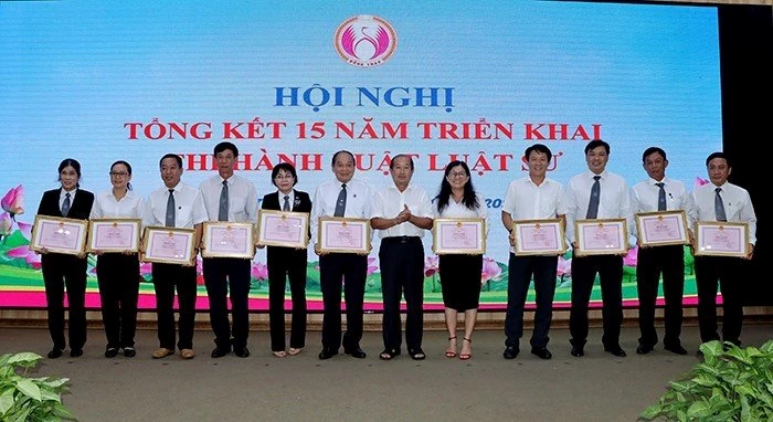 Phó Chủ tịch UBND tỉnh Đồng Tháp Đoàn Tấn Bửu đã trao bằng khen cho nhiều cá nhân và tập thể có thành tích xuất xuất.