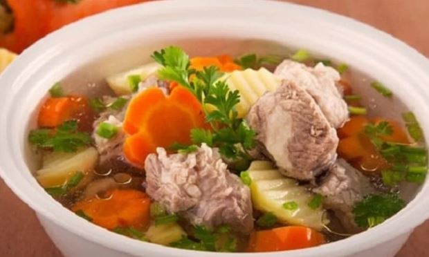 Hầm xương chỉ bỏ nước lạnh và muối thôi là dại: Thả thêm thứ này nước trong veo ngọt vi không bị hôi