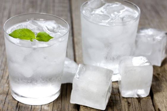 Tại sao không nên uống nước đá trong mùa hè?