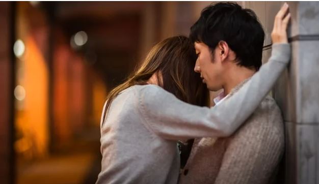 6 kiểu phụ nữ dễ chạy theo trai trẻ: Dù ở tuổi nào cũng ham mê của lạ, cắm sừng chồng