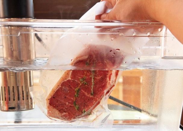 Thịt để trong ngăn đá đông cứng như gạch: Thêm vài giọt này, chờ một lúc là mềm tươi như mới