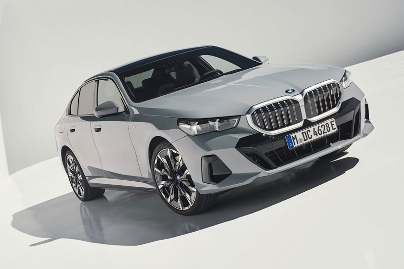 Chi ti&#x1EBF;t BMW 5-Series th&#x1EBF; h&#x1EC7; m&#x1EDB;i v&#x1EEB;a ra m&#x1EAF;t: C&#xF3; bi&#x1EBF;n th&#x1EC3; ch&#x1EA1;y &#x111;i&#x1EC7;n, gi&#xE1; t&#x1EEB; 57.900 USD