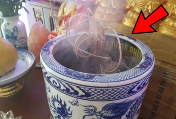 Bát hương có 3 dấu hiệu bất thường này: Gia chủ thay ngay còn kịp, càng cố giữ càng mất lộc