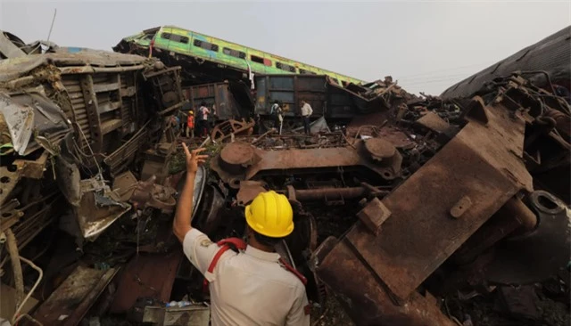 Đã xác định được nguyên nhân vụ tai nạn tàu hỏa thảm khốc tại Ấn Độ - Ảnh 1.