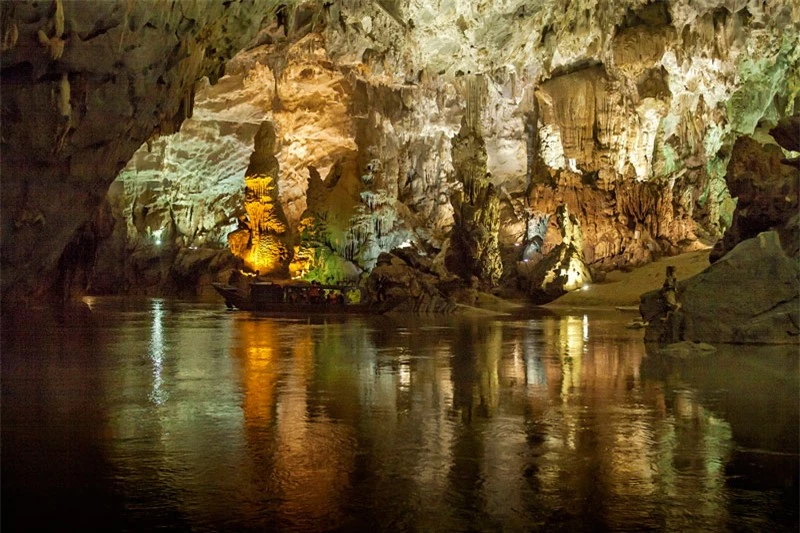 Đông Phong Nha có chiều dài 7.729m, sâu 83m, cao 50m với rất nhiều nhánh hang phụ lớn nhỏ bao gồm cả hang Bi Kí, hang Tiên và hang Cung Đình. Ảnh: Didauchoigi.