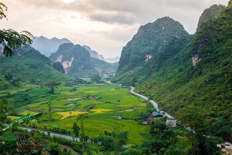 Đèo nằm cách thành phố Cao Bằng khoảng 20 km về phía Đông. Ảnh: Hoàng Phi.