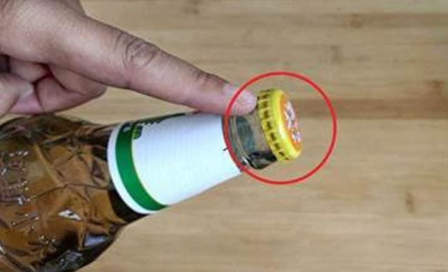 Trên nắp chai bia có 1 điểm nhỏ: Biết tận dụng chẳng cần dụng cụ mở bia phức tạp