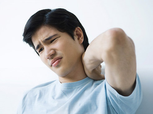 Những thói quen xấu khiến cột sống cổ đau nhức