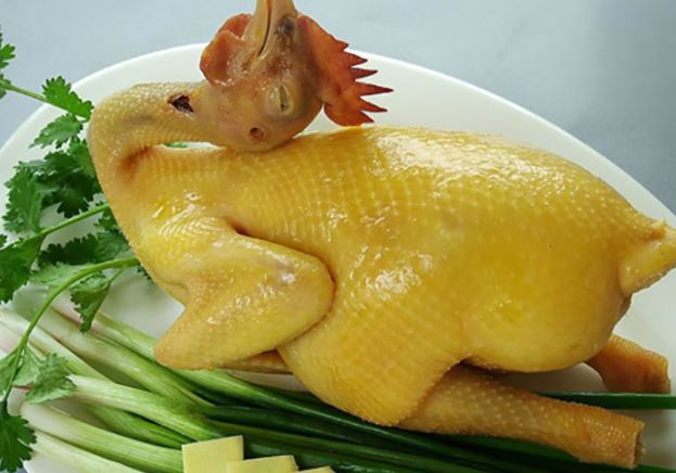 Luộc gà bằng nước lạnh là hoàn toàn sai: Đây mới là loại nước chuẩn nhất giúp gà vàng ươm, da giòn sần sật