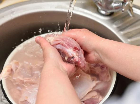 Luộc thịt đừng chỉ cho muối với nước lã: Thêm nguyên liệu này để thịt trắng tinh, thơm lừng, không bị khô