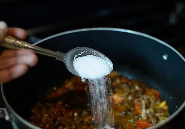 Lơ đễnh lỡ tay nấu mặn: Thả ngay thứ này vào món ăn tròn vị, ngon đặc biệt