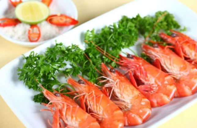 Hấp tôm cứ thả thêm thứ này đảm bảo tôm hết sạch mùi tanh, đỏ au đậm vị chắc thịt