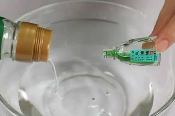 Trộn dầu gió với nước: Giải quyết nhiều vấn đề trong nhà, ai nấy đều học theo