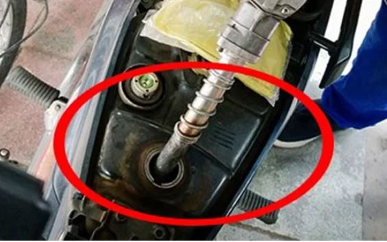 Đổ xăng đừng hô đầy bình 100K hay 50K: Người thông minh đổ theo 5 cách này tiết kiệm tiền triệu mỗi tháng