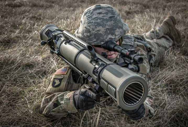 Súng phóng lựu Carl Gustaf. Súng phóng lựu Carl Gustaf.