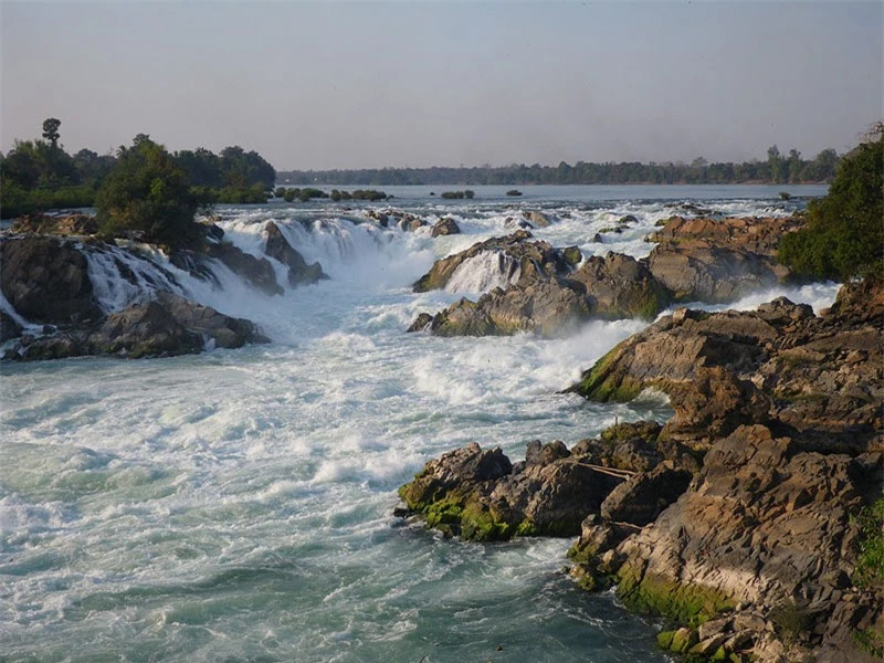 1. Khone. Là một thác nước trên sông Mê Kông, nằm trong tỉnh Champasak của Lào gần biên giới với Campuchia. Thác Khone là nguyên nhân chính giải thích tại sao sông Mê Kông là không thích hợp cho tàu thuyền qua lại thông một mạch từ khu vực ven biển thuộc Việt Nam vào sâu tới tận Trung Quốc. Tổng độ cao của thác nước này là 21m, bao gồm nhiều thác ghềnh nhỏ kéo dài trên 10 km theo chiều dài sông. Lưu lượng trung bình của thác là gần 11.000 m3/s, tối đa lên tới trên 49.000 m3/s.