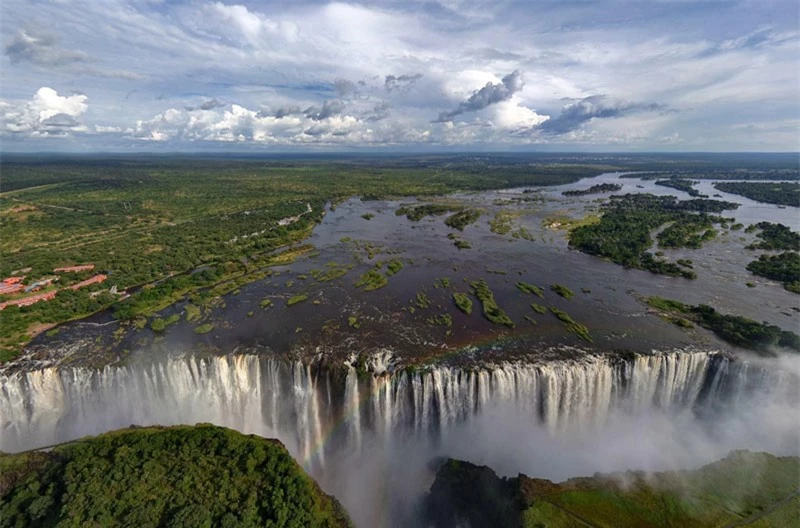 3. Victoria. Đây là thác nước tại miền Nam châu Phi trên sông Zambezi, tại biên giới Zambia và Zimbabwe. CNN đã mô tả thác nước này như một trong 7 kỳ quan thiên nhiên thế giới. 3. Victoria. Đây là thác nước tại miền Nam châu Phi trên sông Zambezi, tại biên giới Zambia và Zimbabwe. CNN đã mô tả thác nước này như một trong 7 kỳ quan thiên nhiên thế giới.