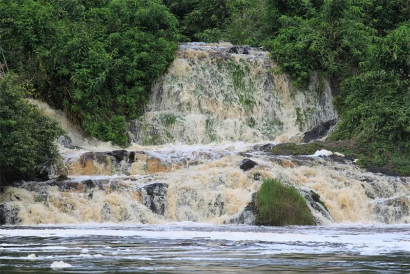 7. Kongou. Thác nước nằm tại vườn Quốc gia Ivindo thuộc miền Đông Gabon. Nó được coi là thác nước đẹp nhất ở Trung Phi. Kongou là một trong những thác nước có tốc độ chảy nhanh nhất thế giới (lưu lượng trung bình 900m3/s).