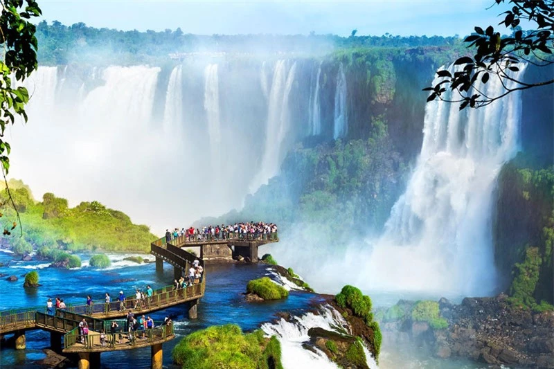 8. Iguazu. Là thác nước nằm trên sông Iguazu, biên giới của bang Parana (Brazil) và tỉnh Misiones (Argentina). Thác Iguazu có độ cao thay đổi từ 60 - 82m. Số lượng những thác nước nhỏ dao động từ 150 - 300, tùy thuộc vào lượng nước.