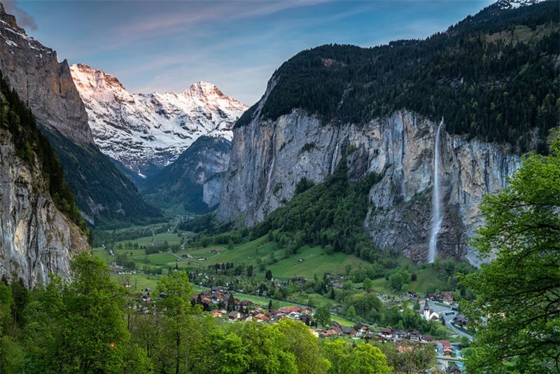 1. Lauterbrunnen. Là một thung lũng nằm ở Interlaken-Oberhasli, Thụy Sĩ. Nơi đây nổi tiếng với vẻ đẹp thanh bình, nhưng cũng không kém phần hùng vĩ, xinh đẹp.