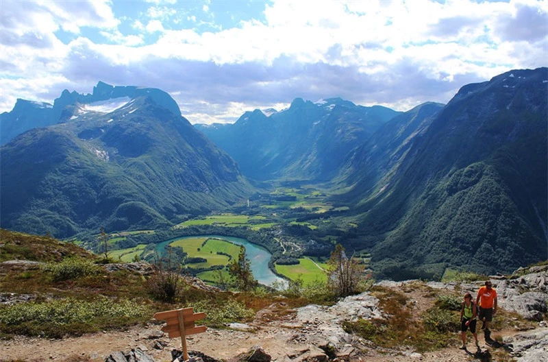 2. Romsdal. Thung lũng dài 60 km, chạy qua khu đô thị Rauma ở huyện More og Romsdal và đô thị Lesja ở hạt Oppland, Na Uy. Địa danh này cũng rất thu hút khách du lịch trong và ngoài nước.