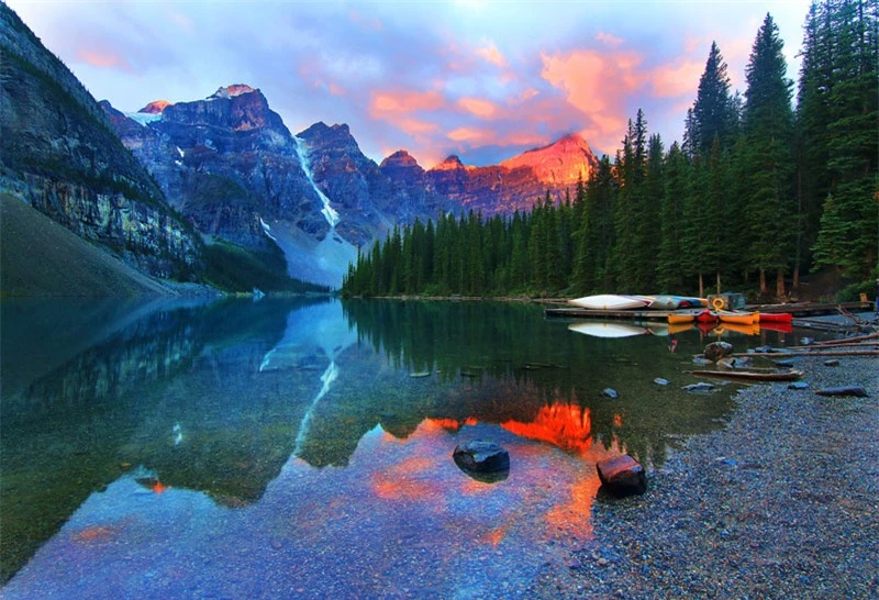 4. Ten Peaks. Là thung lũng trong vườn quốc gia Banff ở Alberta, Canada. Ten Peaks mang vẻ đẹp thơ mộng hùng vĩ với những con sông trong vắt cùng những rừng cây xanh ngắt.