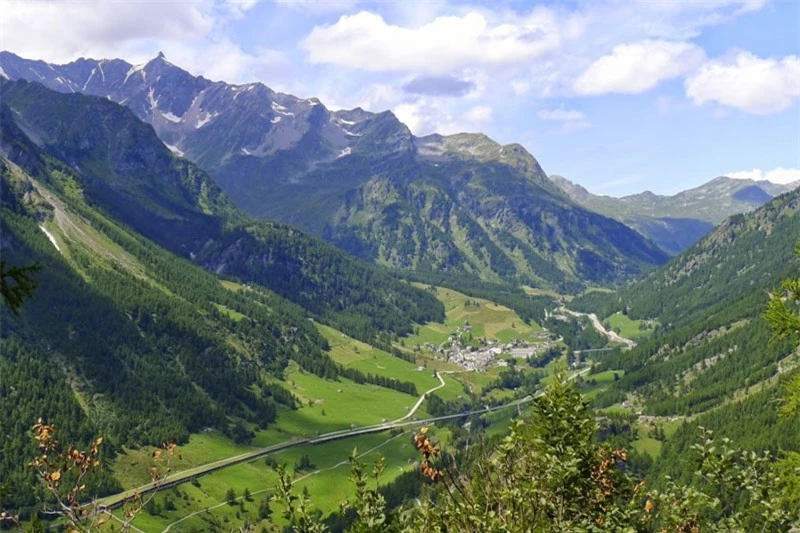 5. Simplon. Là một thung lũng của dãy núi Alps, nằm giữa Thụy Sĩ và Italia. Phần phía Tây thuộc về bang Valais (Thụy Sĩ) còn phần phía Đông thuộc địa phận vùng Piedmont (Italia).