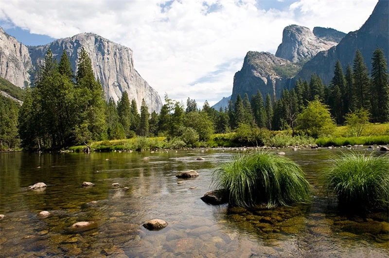 8. Yosemite. Là một thung lũng nằm trong công viên quốc gia Yosemite, thuộc miền Trung California, Mỹ. Yosemite rộng 5,49 km2, nơi đây hàng năm thu hút hàng chục nghìn khách du lịch tới tham quan, nghỉ dưỡng.