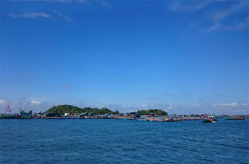 Năm 2007, chính quyền tỉnh Kiên Giang đã chấp thuận chủ trương cho nhà đầu tư thuê một số hòn đảo thuộc quần đảo Hà Tiên để phát triển các khu du lịch sinh thái biển. Ảnh: Diem Dang Dung. Năm 2007, chính quyền tỉnh Kiên Giang đã chấp thuận chủ trương cho nhà đầu tư thuê một số hòn đảo thuộc quần đảo Hà Tiên để phát triển các khu du lịch sinh thái biển. Ảnh: Diem Dang Dung.