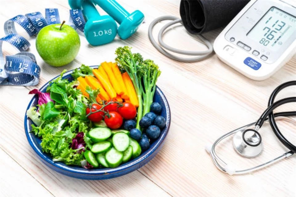 Người bệnh huyết áp cao cần lưu ý gì trong mùa hè?
