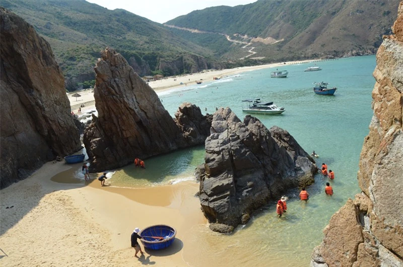 Bên cạnh đó, trên bãi Kỳ Co sẽ xuất hiện một loạt các hang động rất đẹp khi nước triều rút xuống. Ảnh: Dantri. Bên cạnh đó, trên bãi Kỳ Co sẽ xuất hiện một loạt các hang động rất đẹp khi nước triều rút xuống. Ảnh: Dantri.
