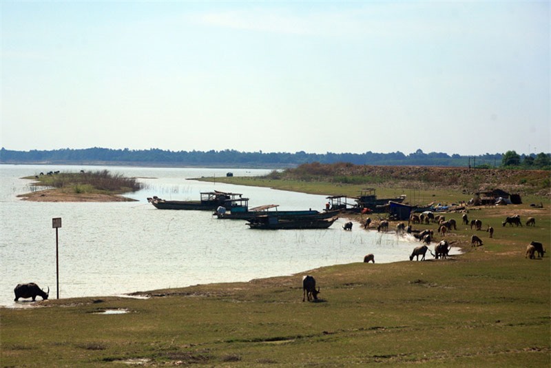 Hồ nằm cách thành phố Tây Ninh 25 km về hướng Đông. Ảnh: Kienthuc.