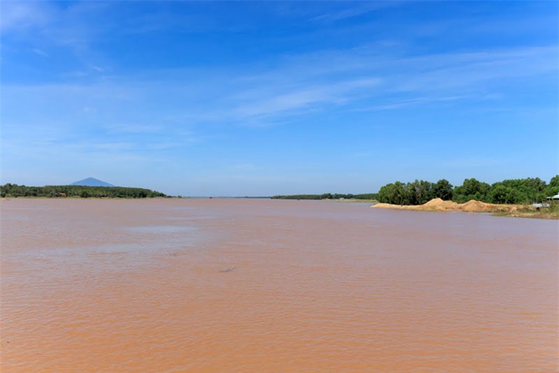 Hồ Dầu Tiếng có diện tích mặt nước là 270 km2 và 45,6 km2 đất bán ngập nước, dung tích chứa 1,58 tỷ m3 nước. Ảnh: Nguyen Van Thuan.