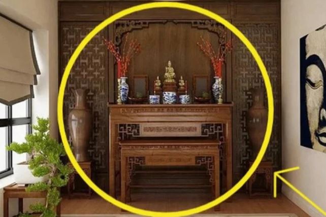 Cứ tiện tay đặt 5 thứ này dưới chân bàn thờ tài lộc trôi sạch, vứt ngay đi còn kịp