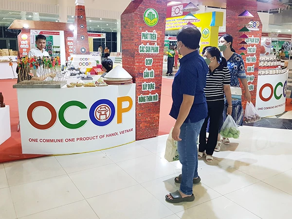 Người dân và du khách đến tham quan, mua sắm tại hội chợ hàng Việt - Đà Nẵng 2023 với chủ đề "Tôn vinh sản phẩm OCOP"