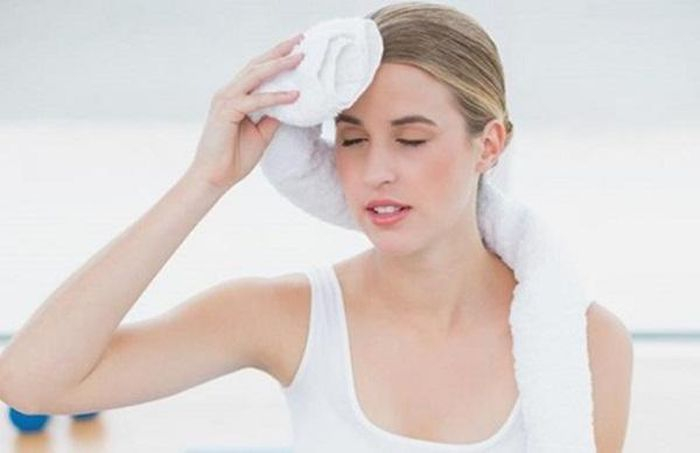 Giải pháp cải thiện tình trạng cơ thể đổ mồ hôi vào ngày hè