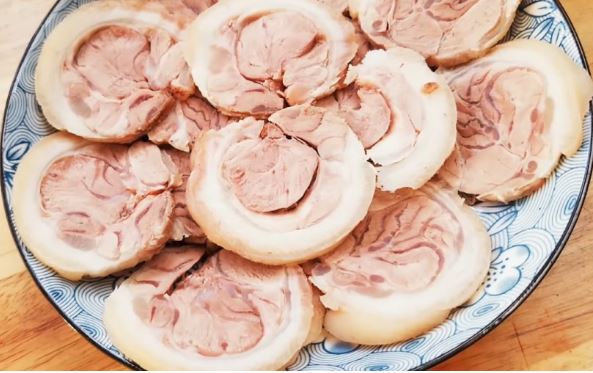 Luộc thịt đừng chỉ bỏ nước và muối: Thả thêm thứ này vào thịt hết sạch mùi hôi, ngọt vị thải mọi độc tố