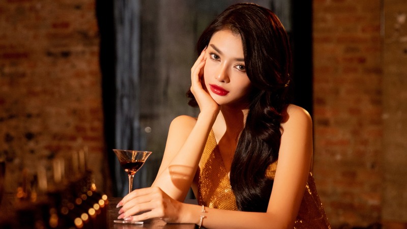 Á hậu Kiều Loan bất ngờ tung MV mới, sánh đôi cùng "trai lạ"