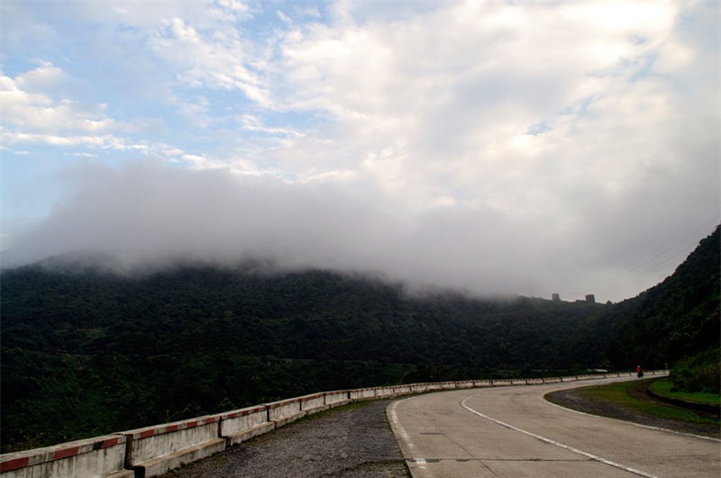Đèo Hải Vân dài 20 km, nằm ở độ cao 500m so với mực nước biển. Ảnh: Diem Dang Dung.