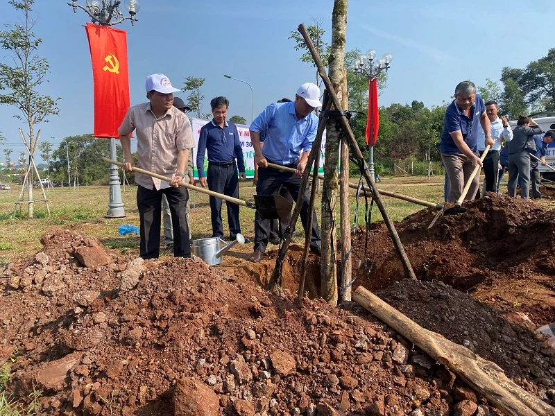 Không chỉ đồng hành cùng ngành cà phê Việt Nam, Simexco còn luôn là đơn vị đi đầu trong các phong trào trồng cây xanh bảo vệ môi trường 