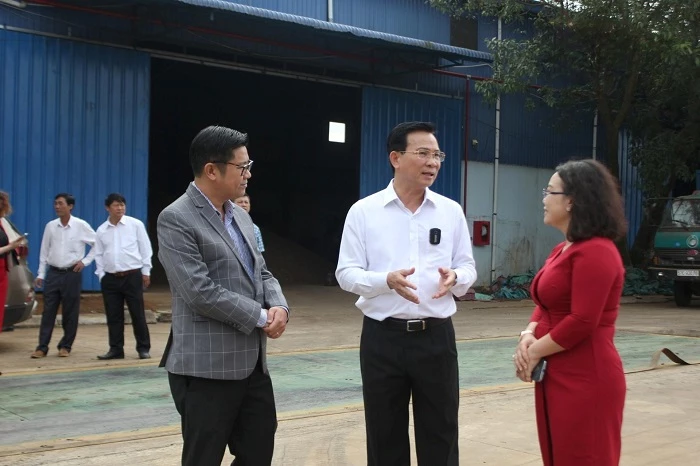 Ông Hồ Văn Mười - Chủ tịch UBND tinh Đắk Nông, thăm và làm việc với doanh nghiệp (Ảnh: Báo Đắk Nông)