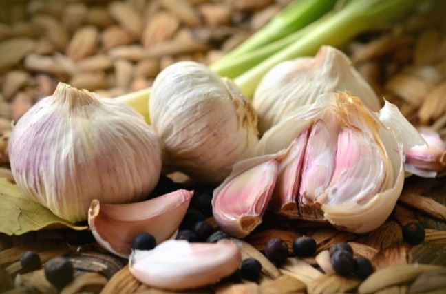 Tỏi rất tốt nhưng 9 nhóm người dưới đây được bác sĩ khuyến cáo không nên ăn