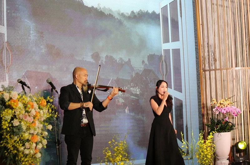 Vợ chồng Nhạc sỹ Trương Lê Sơn và ca sỹ Hoàng Lê Vy vì yêu nên đã ở lại Đà Lạt.