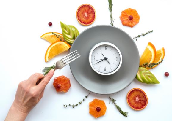 Ăn tối lúc 18 giờ hay 20 giờ thì tốt hơn? 10 người thì 9 người làm sai lại cứ tưởng tốt