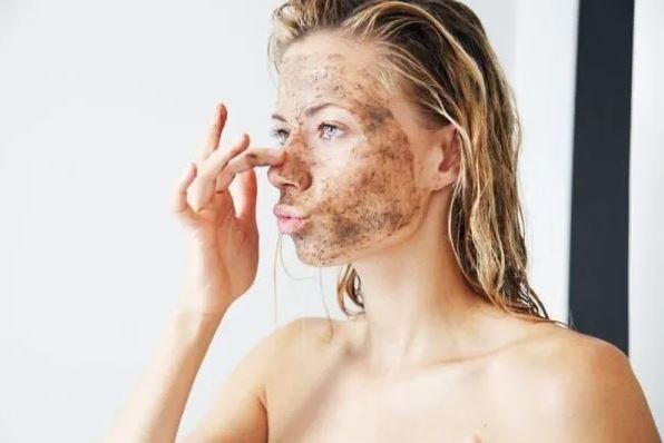 4 sai lầm khi dùng tẩy tế bào chết hóa học khiến làn da ngày một yếu đi