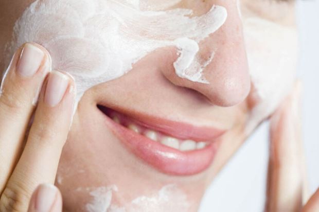 4 dấu hiệu đáng lo ngại cho thấy bạn đã sử dụng sai sữa rửa mặt