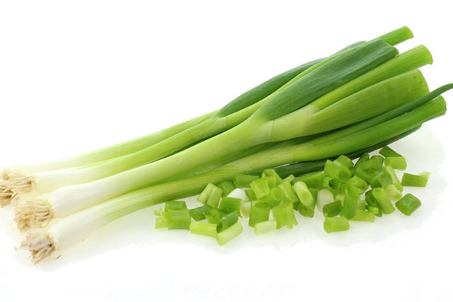 Ai không nên ăn hành lá?